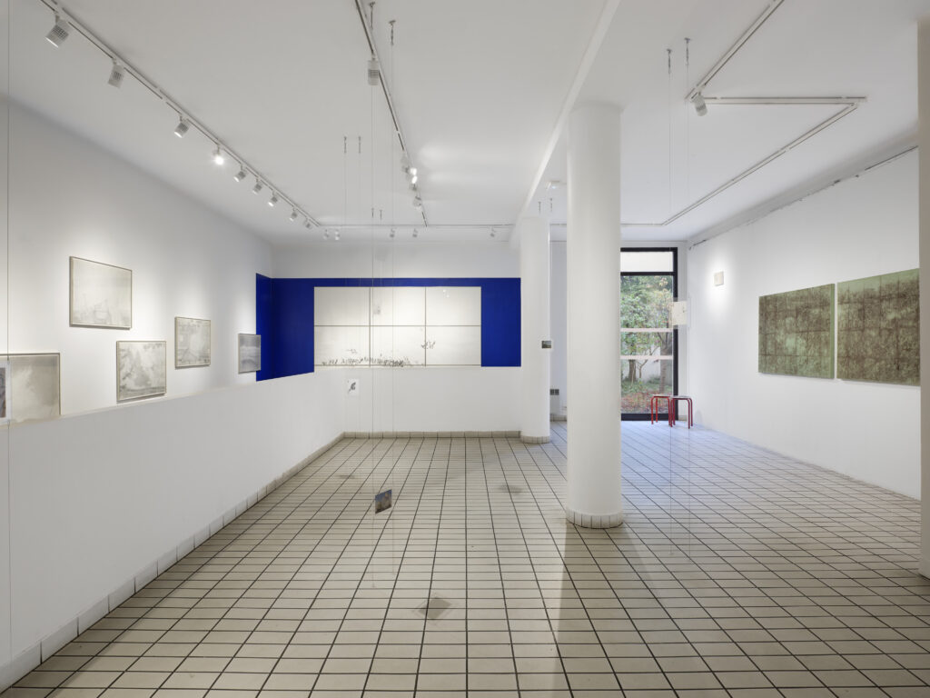 Artworks : © Aniruddha Biswas | ADAGP, Paris, 2026 ; © Dylan Altamiranda-Arévalo | ADAGP, Paris, 2026. Photograph : © Objets pointus.